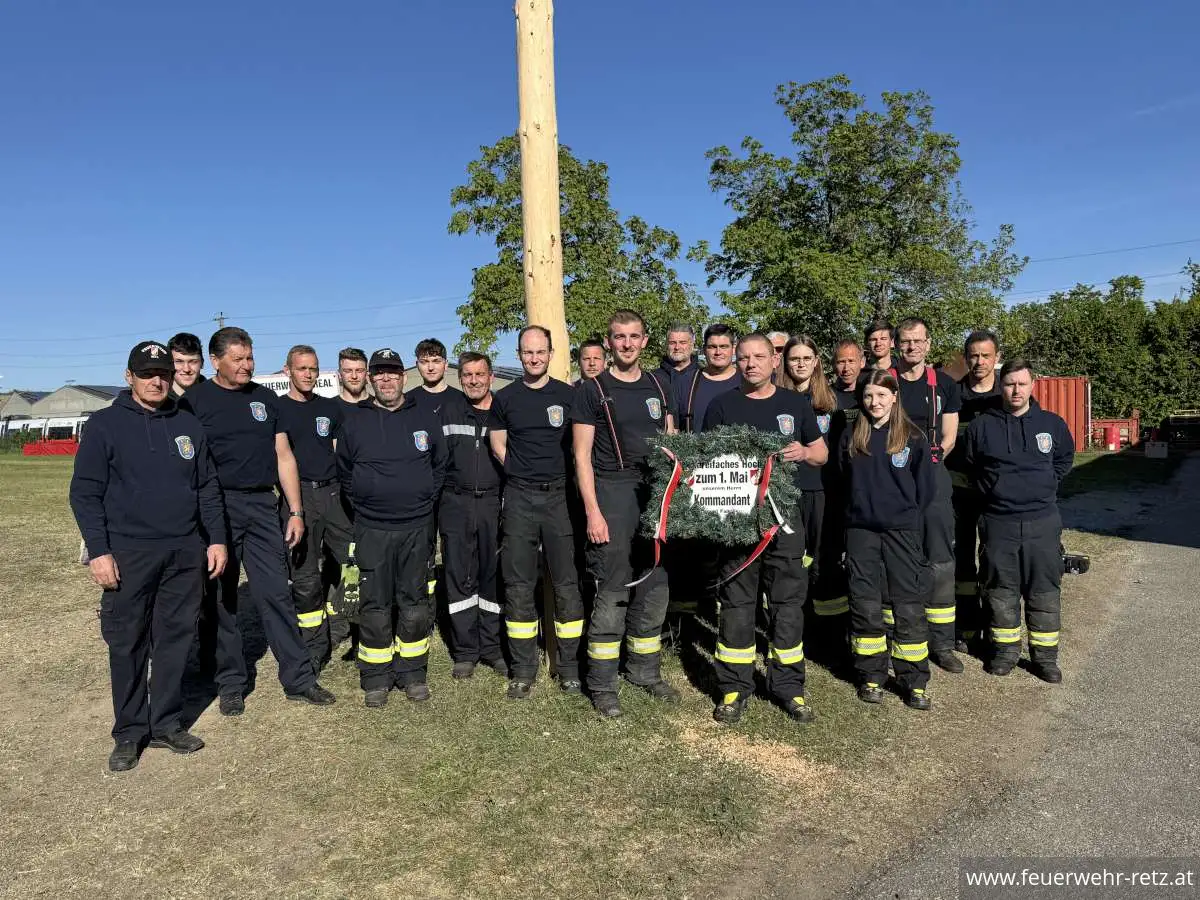 Foto 7, 02.05.2026, Maibaumtradition in Retz gepflegt - Maibäume für Bürgermeister und neuen Feuerwehrkommandanten