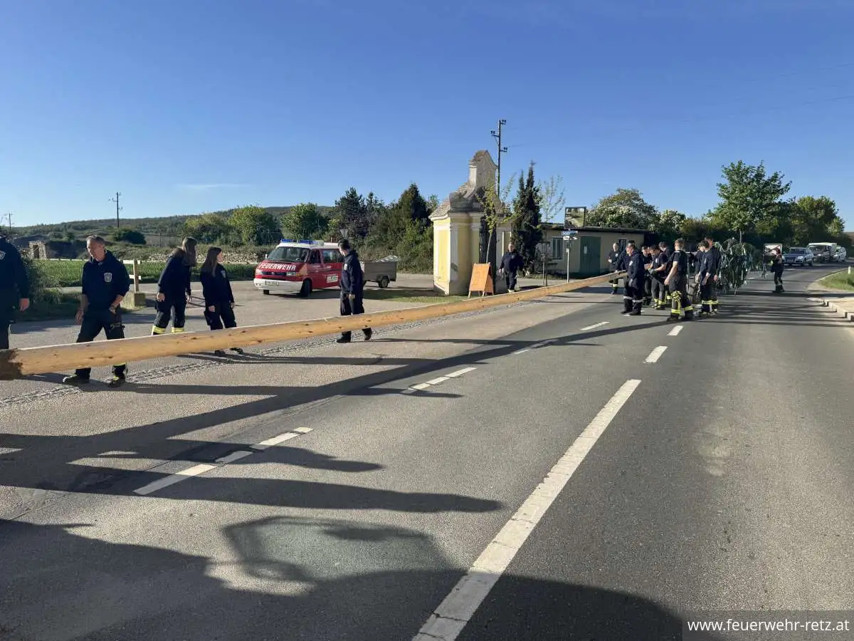 Foto 9, 02.05.2026, Maibaumtradition in Retz gepflegt - Maibäume für Bürgermeister und neuen Feuerwehrkommandanten