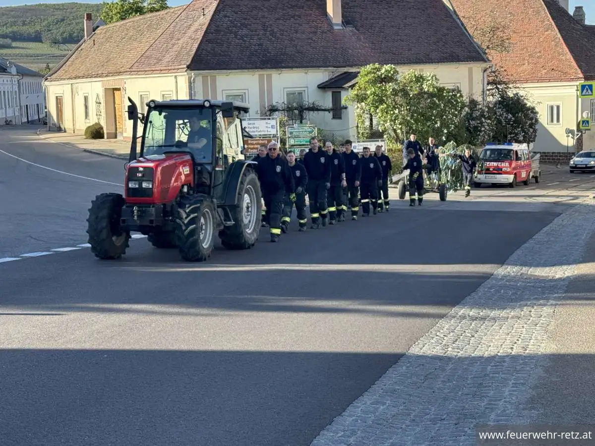 Foto 11, 02.05.2026, Maibaumtradition in Retz gepflegt - Maibäume für Bürgermeister und neuen Feuerwehrkommandanten