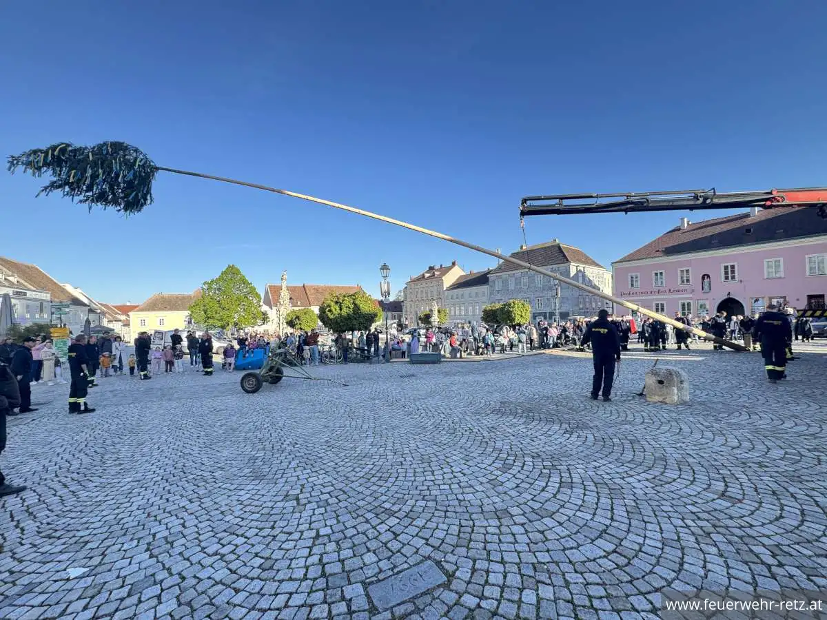 Foto 12, 02.05.2026, Maibaumtradition in Retz gepflegt - Maibäume für Bürgermeister und neuen Feuerwehrkommandanten