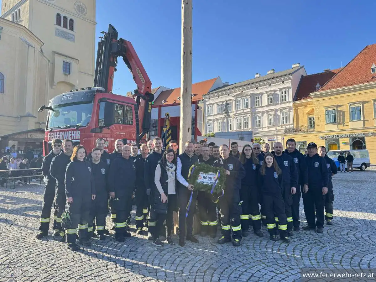 Foto 13, 02.05.2026, Maibaumtradition in Retz gepflegt - Maibäume für Bürgermeister und neuen Feuerwehrkommandanten