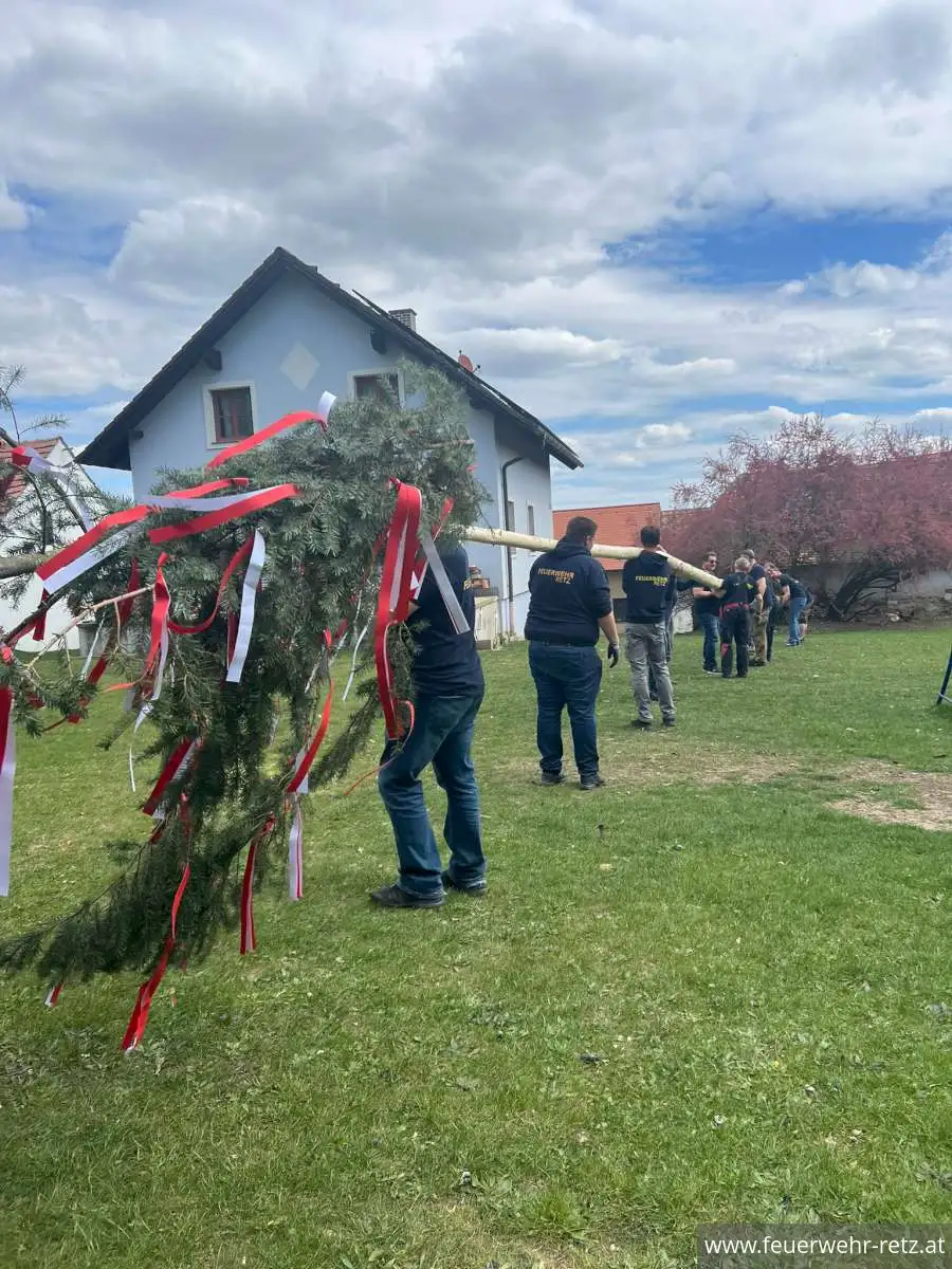 Foto 17, 02.05.2026, Maibaumtradition in Retz gepflegt - Maibäume für Bürgermeister und neuen Feuerwehrkommandanten