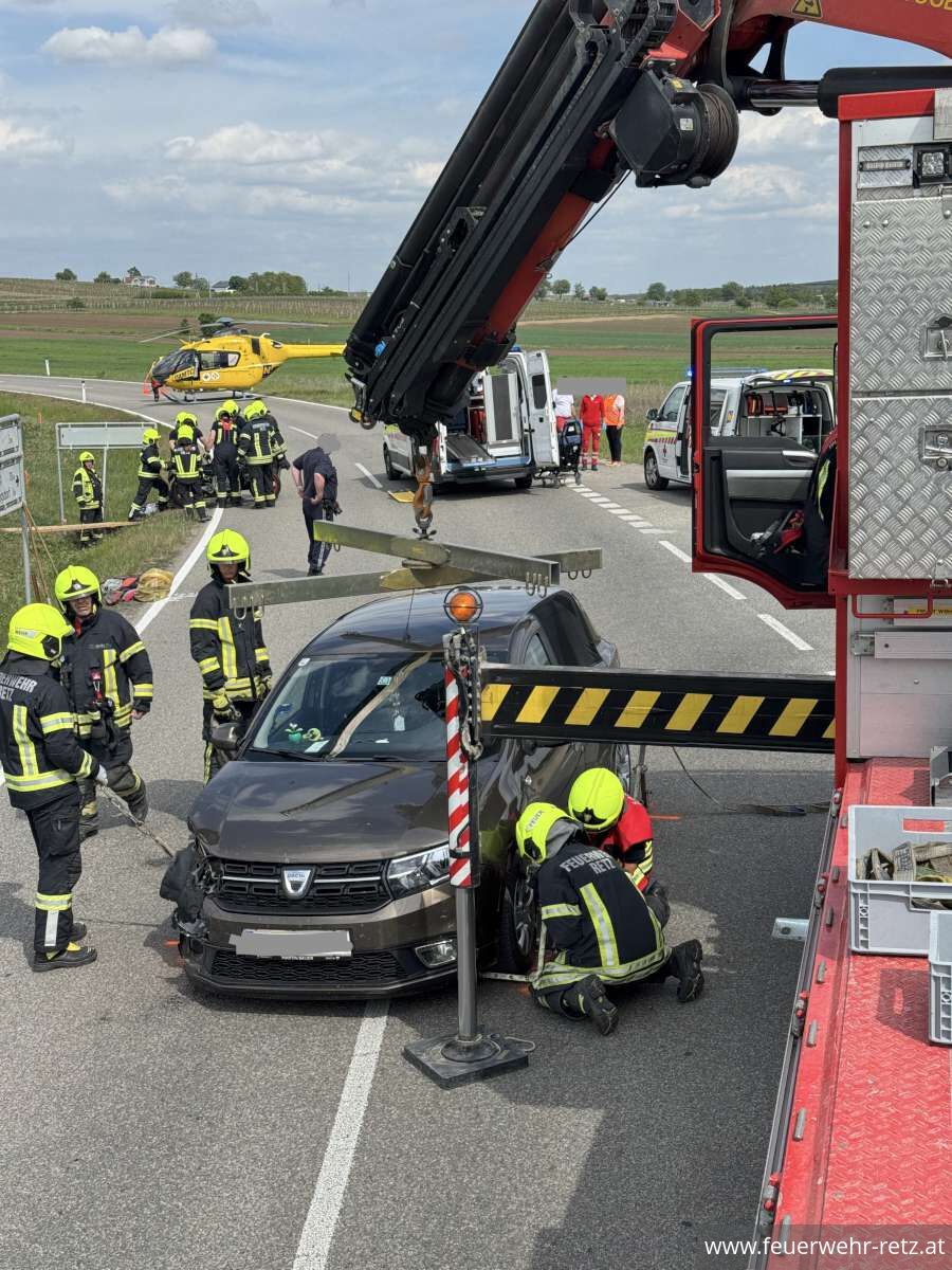 Foto 7, 11.05.2026, Technischer Einsatz - Fahrzeugbergung nach Verkehrsunfall