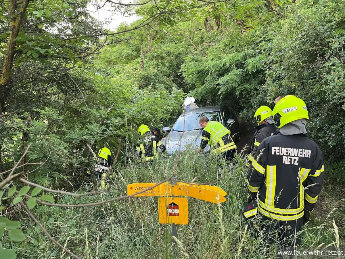 Foto 5, 05.06.2026, Technischer Einsatz - PKW-Bergung bei der Retzer Windmühle Foto 5, 05.06.2026, Technischer Einsatz - PKW-Bergung bei der Retzer Windmühle