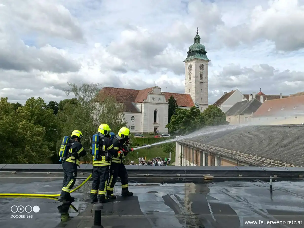 Foto 10, 15.06.2026, Erfolgreiche Übungen der Feuerwehr Retz im Kindergarten und in der Mittelschule Foto 10, 15.06.2026, Erfolgreiche Übungen der Feuerwehr Retz im Kindergarten und in der Mittelschule