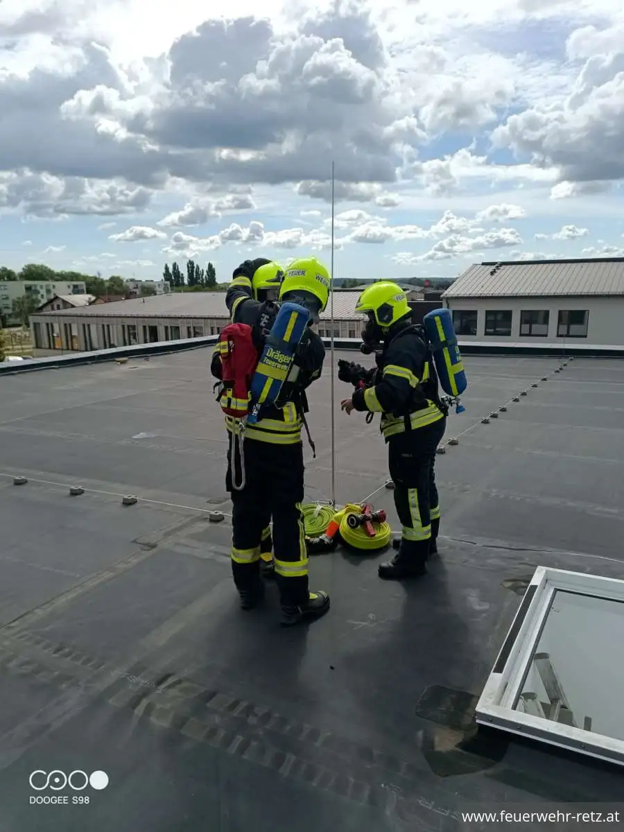 Foto 11, 15.06.2026, Erfolgreiche Übungen der Feuerwehr Retz im Kindergarten und in der Mittelschule Foto 11, 15.06.2026, Erfolgreiche Übungen der Feuerwehr Retz im Kindergarten und in der Mittelschule