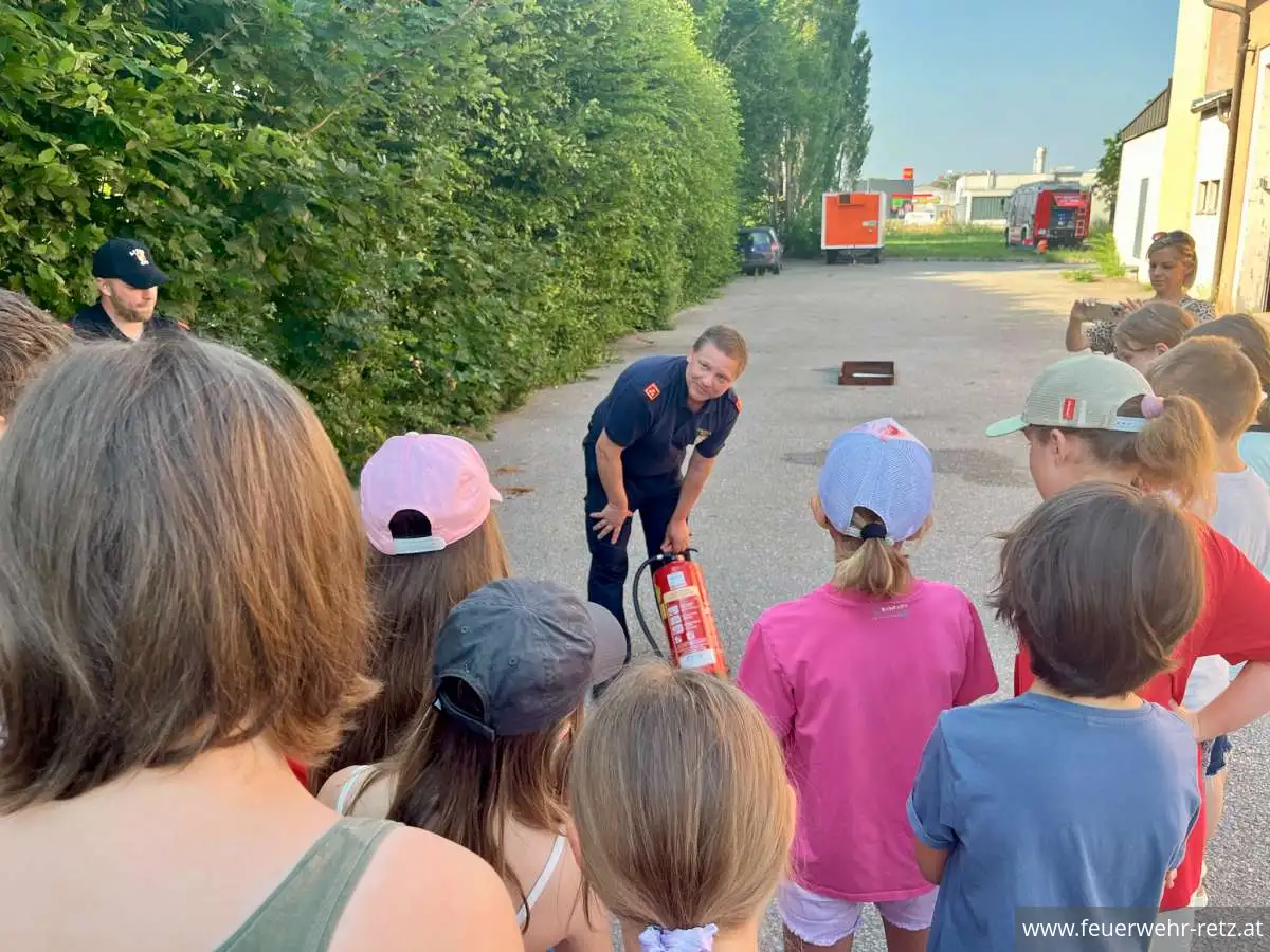 Foto 1, 23.06.2026, Besuch der Volksschule Retz bei der Freiwilligen Feuerwehr Retz Foto 1, 23.06.2026, Besuch der Volksschule Retz bei der Freiwilligen Feuerwehr Retz