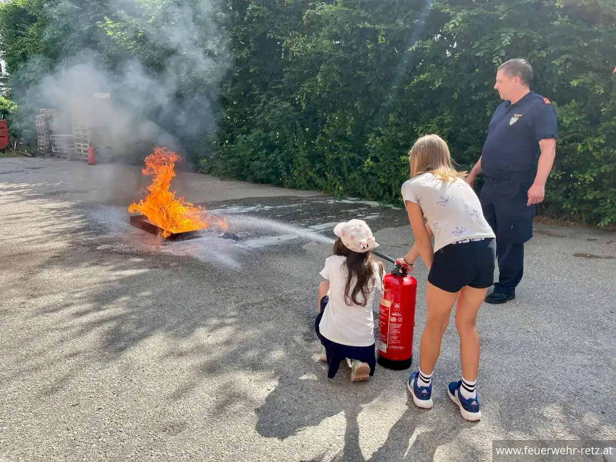 Foto 2, 23.06.2026, Besuch der Volksschule Retz bei der Freiwilligen Feuerwehr Retz Foto 2, 23.06.2026, Besuch der Volksschule Retz bei der Freiwilligen Feuerwehr Retz