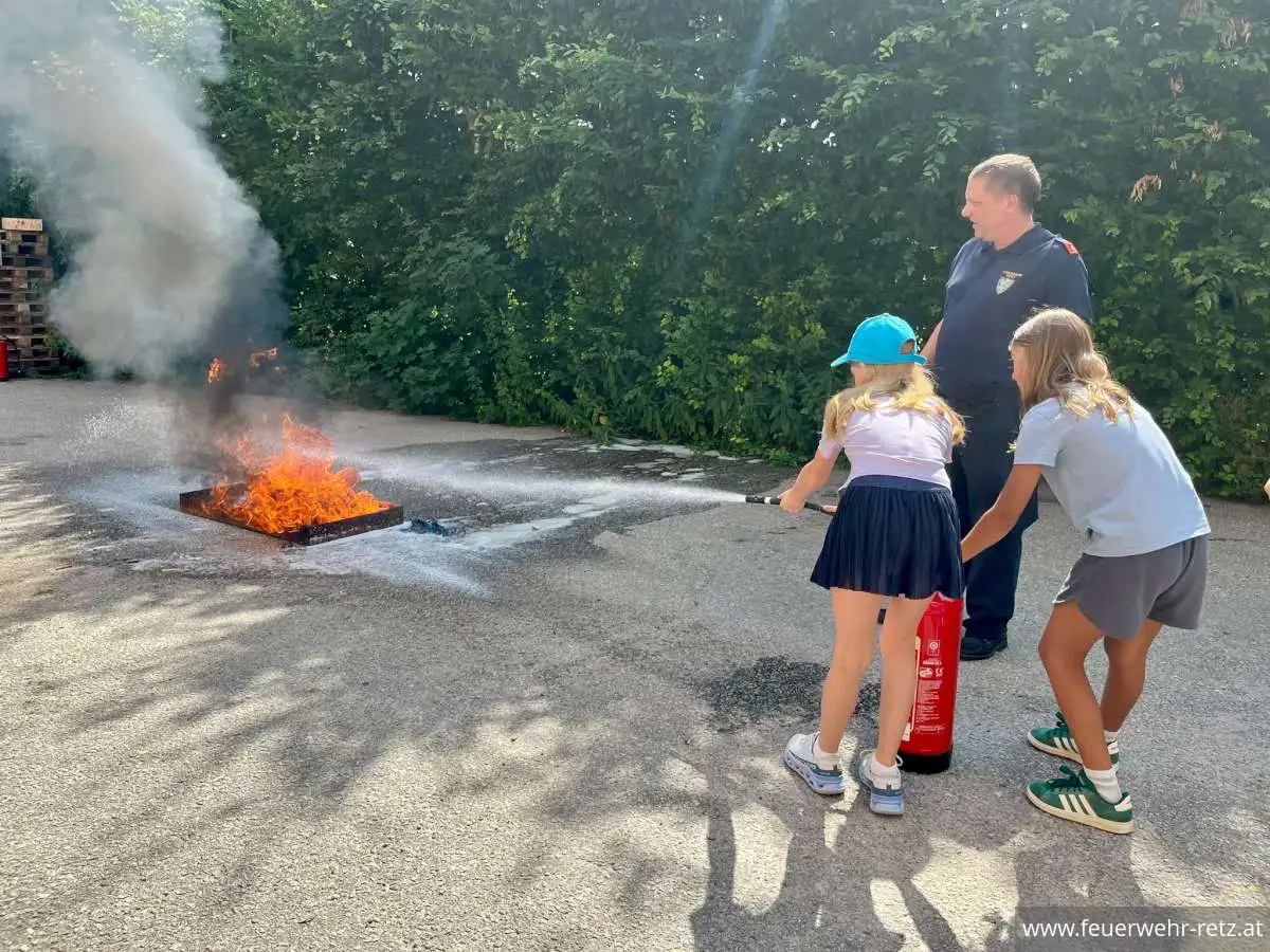 Foto 4, 23.06.2026, Besuch der Volksschule Retz bei der Freiwilligen Feuerwehr Retz Foto 4, 23.06.2026, Besuch der Volksschule Retz bei der Freiwilligen Feuerwehr Retz