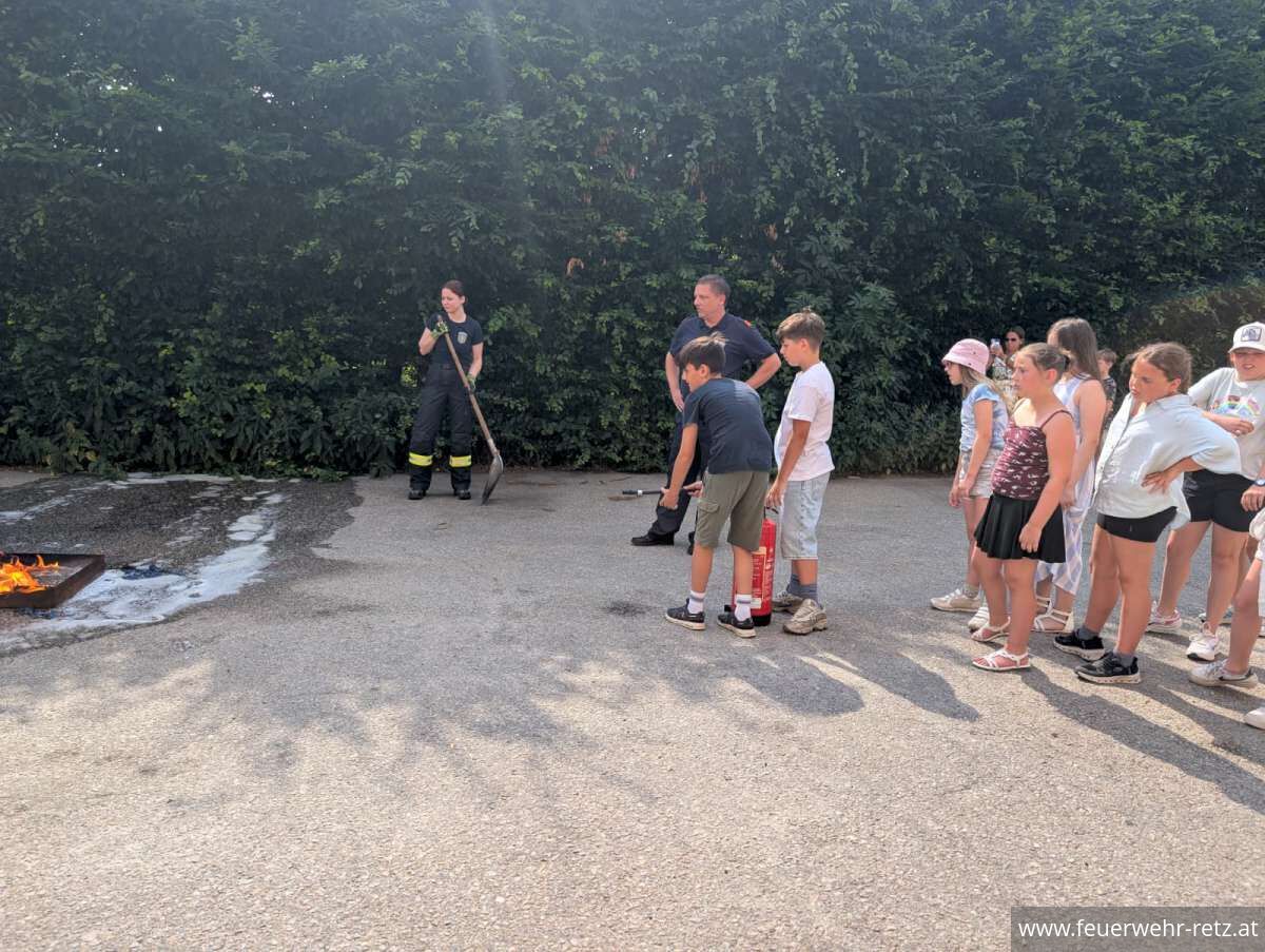 Foto 5, 23.06.2026, Besuch der Volksschule Retz bei der Freiwilligen Feuerwehr Retz