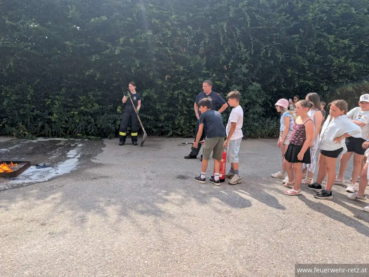 Foto 5, 23.06.2026, Besuch der Volksschule Retz bei der Freiwilligen Feuerwehr Retz Foto 5, 23.06.2026, Besuch der Volksschule Retz bei der Freiwilligen Feuerwehr Retz
