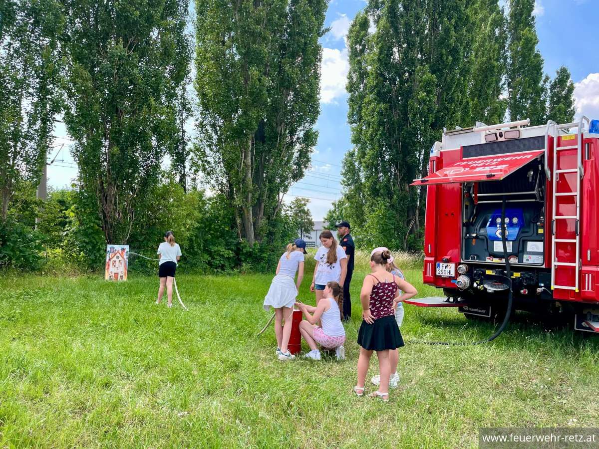 Foto 6, 23.06.2026, Besuch der Volksschule Retz bei der Freiwilligen Feuerwehr Retz