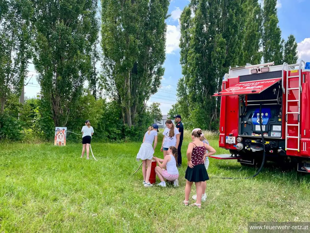 Foto 6, 23.06.2026, Besuch der Volksschule Retz bei der Freiwilligen Feuerwehr Retz Foto 6, 23.06.2026, Besuch der Volksschule Retz bei der Freiwilligen Feuerwehr Retz