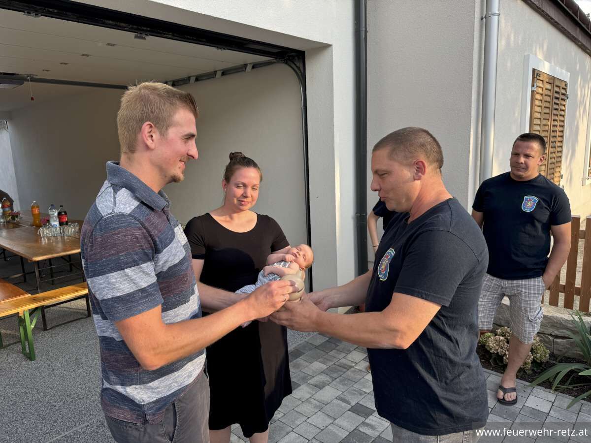 Foto 1, 20.07.2026, Der Feuerwehr - Storch ist gelandet