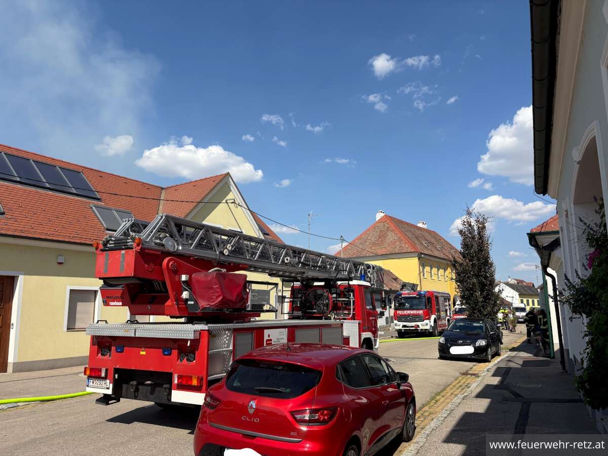 Foto 2, 10.08.2026, Brandeinsatz - Gebäudebrand in Zellerndorf Foto 2, 10.08.2026, Brandeinsatz - Gebäudebrand in Zellerndorf