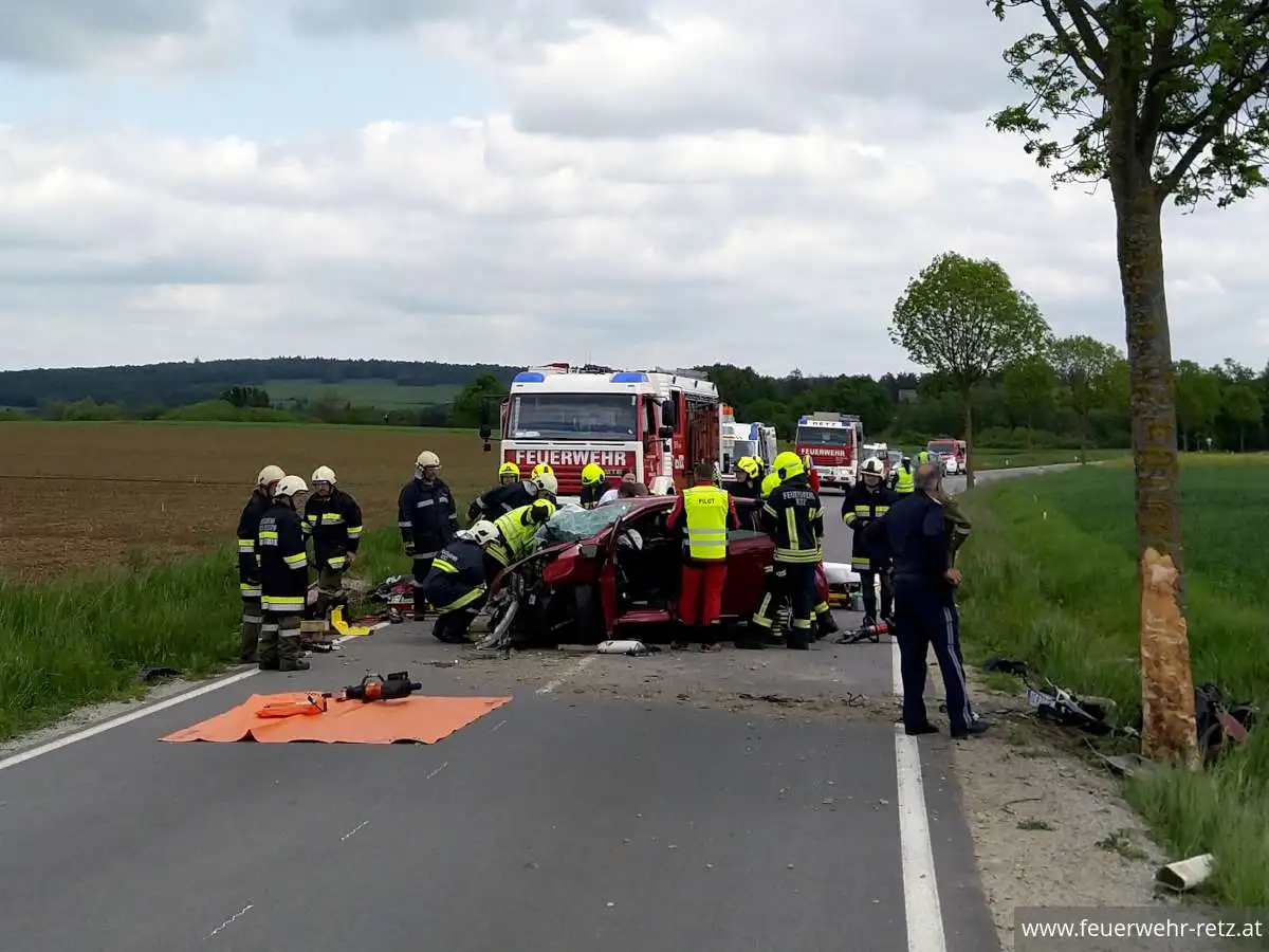 Foto 2, 25.05.2023, Technischer Einsatz - Verkehrsunfall mit eingeklemmter Person Foto 2, 25.05.2023, Technischer Einsatz - Verkehrsunfall mit eingeklemmter Person