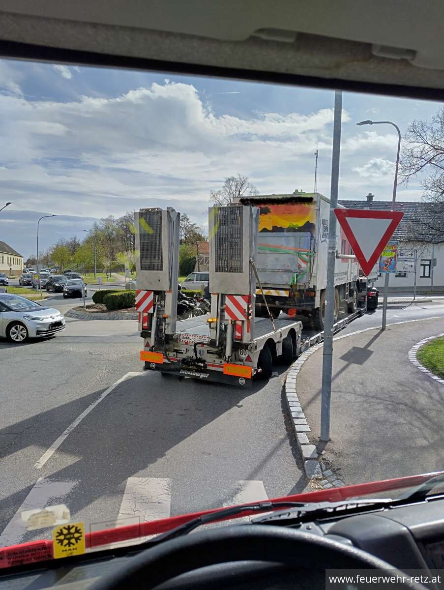 Foto 2, 18.04.2025, Schadstoffeinsatz - Binden einer Ölspur Foto 2, 18.04.2025, Schadstoffeinsatz - Binden einer Ölspur