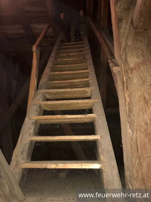 Foto 3, 20.12.2018, Neue Sirene am Rathausturm von Retz