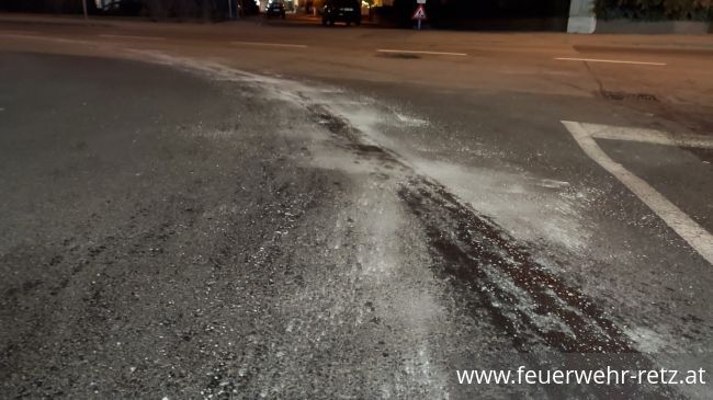 Foto 3, 21.12.2021, Schadstoffeinsatz - Ölverlust bei PKW Foto 3, 21.12.2021, Schadstoffeinsatz - Ölverlust bei PKW