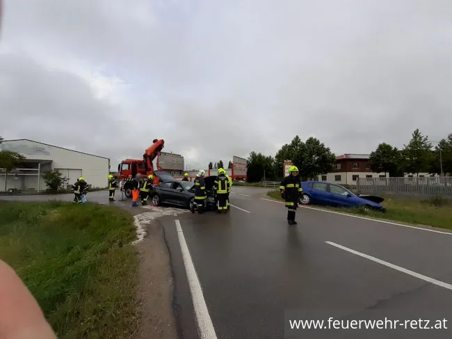 Foto 1, 15.06.2020, Technischer Einsatz - Fahrzeugbergung nach Zusammenstoß Foto 1, 15.06.2020, Technischer Einsatz - Fahrzeugbergung nach Zusammenstoß