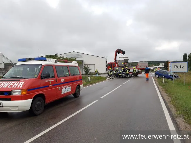 Foto 2, 15.06.2020, Technischer Einsatz - Fahrzeugbergung nach Zusammenstoß Foto 2, 15.06.2020, Technischer Einsatz - Fahrzeugbergung nach Zusammenstoß
