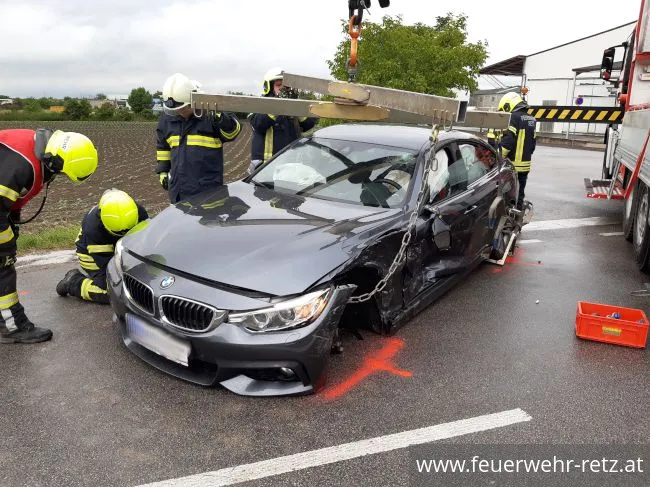 Foto 3, 15.06.2020, Technischer Einsatz - Fahrzeugbergung nach Zusammenstoß Foto 3, 15.06.2020, Technischer Einsatz - Fahrzeugbergung nach Zusammenstoß