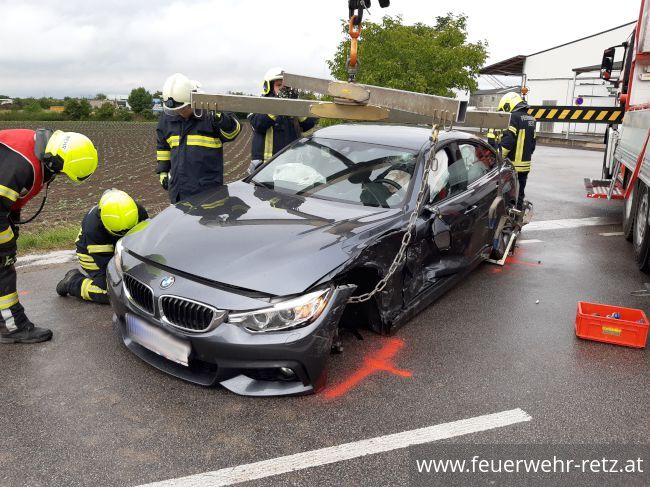 Foto 3, 15.06.2020, Technischer Einsatz - Fahrzeugbergung nach Zusammenstoß