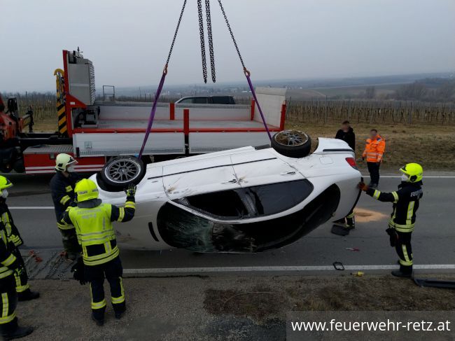 Foto 3, 20.03.2022, Technischer Einsatz - Fahrzeugbergung nach Verkehrsunfall