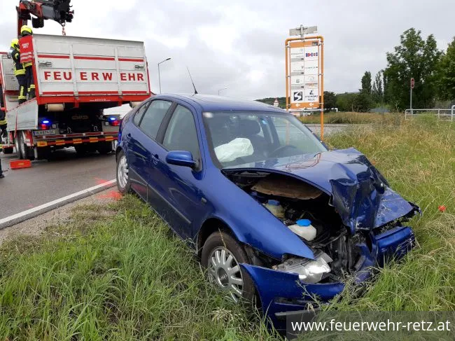 Foto 4, 15.06.2020, Technischer Einsatz - Fahrzeugbergung nach Zusammenstoß Foto 4, 15.06.2020, Technischer Einsatz - Fahrzeugbergung nach Zusammenstoß