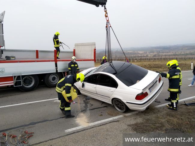 Foto 4, 20.03.2022, Technischer Einsatz - Fahrzeugbergung nach Verkehrsunfall