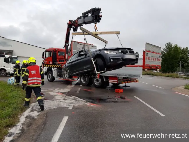 Foto 5, 15.06.2020, Technischer Einsatz - Fahrzeugbergung nach Zusammenstoß Foto 5, 15.06.2020, Technischer Einsatz - Fahrzeugbergung nach Zusammenstoß