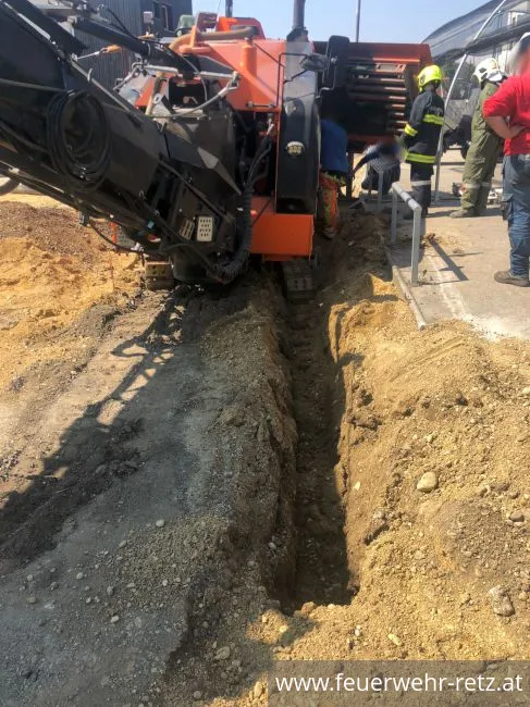 Foto 1, 22.04.2022, Technischer Einsatz - Bergung einer Baumaschine