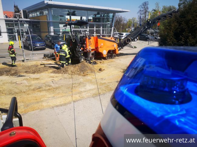Foto 2, 22.04.2022, Technischer Einsatz - Bergung einer Baumaschine Foto 2, 22.04.2022, Technischer Einsatz - Bergung einer Baumaschine