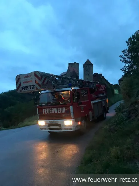 Foto 1, 08.06.2020, Technischer Einsatz - Baum droht auf Haus zu stürzen Foto 1, 08.06.2020, Technischer Einsatz - Baum droht auf Haus zu stürzen