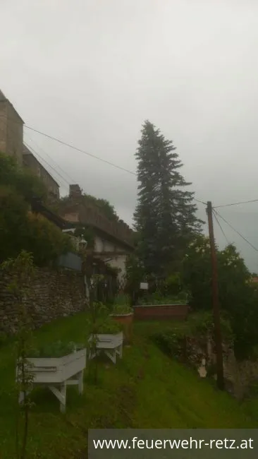 Foto 2, 08.06.2020, Technischer Einsatz - Baum droht auf Haus zu stürzen Foto 2, 08.06.2020, Technischer Einsatz - Baum droht auf Haus zu stürzen