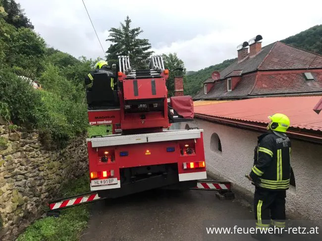Foto 3, 08.06.2020, Technischer Einsatz - Baum droht auf Haus zu stürzen Foto 3, 08.06.2020, Technischer Einsatz - Baum droht auf Haus zu stürzen