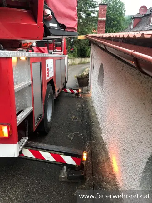 Foto 4, 08.06.2020, Technischer Einsatz - Baum droht auf Haus zu stürzen Foto 4, 08.06.2020, Technischer Einsatz - Baum droht auf Haus zu stürzen