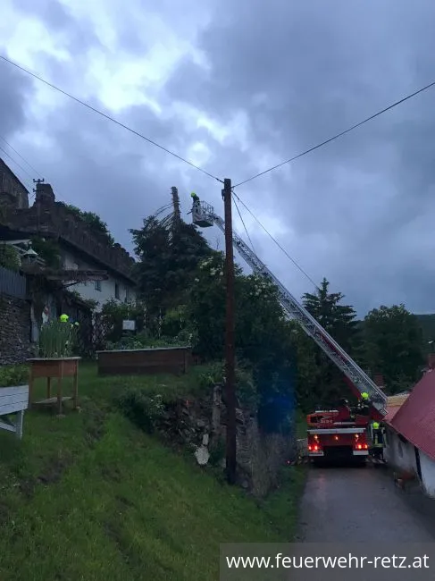 Foto 6, 08.06.2020, Technischer Einsatz - Baum droht auf Haus zu stürzen Foto 6, 08.06.2020, Technischer Einsatz - Baum droht auf Haus zu stürzen