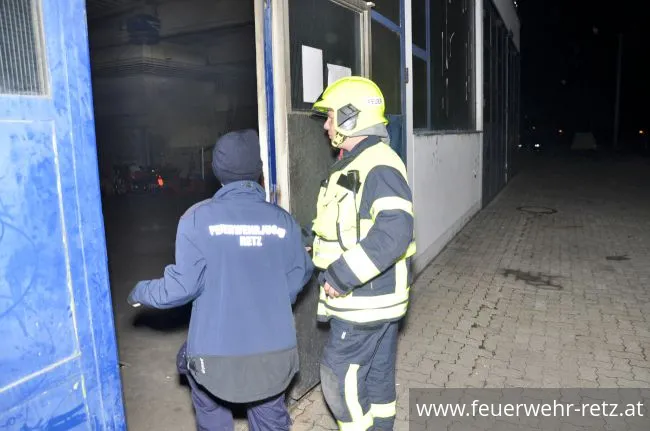 Foto 4, 29.11.2018, Brand nach Explosion - Kfz-Werkstätte als Übungsgebäude Foto 4, 29.11.2018, Brand nach Explosion - Kfz-Werkstätte als Übungsgebäude