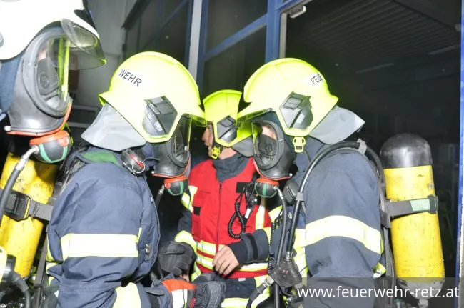 Foto 8, 29.11.2018, Brand nach Explosion - Kfz-Werkstätte als Übungsgebäude Foto 8, 29.11.2018, Brand nach Explosion - Kfz-Werkstätte als Übungsgebäude