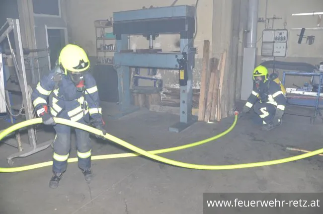 Foto 9, 29.11.2018, Brand nach Explosion - Kfz-Werkstätte als Übungsgebäude Foto 9, 29.11.2018, Brand nach Explosion - Kfz-Werkstätte als Übungsgebäude