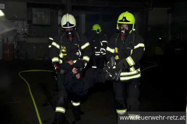 Foto 11, 29.11.2018, Brand nach Explosion - Kfz-Werkstätte als Übungsgebäude Foto 11, 29.11.2018, Brand nach Explosion - Kfz-Werkstätte als Übungsgebäude