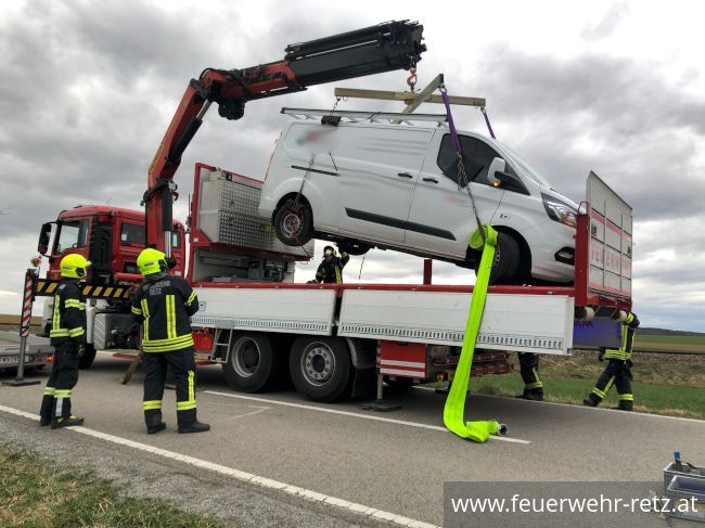 Foto 5, 07.04.2022, Technischer Einsatz - Fahrzeugbergung Foto 5, 07.04.2022, Technischer Einsatz - Fahrzeugbergung
