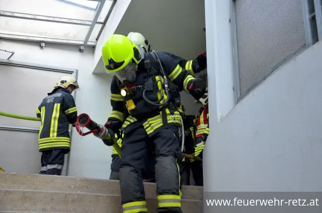 Foto 6, 25.05.2018, Übung in Tiefgarage - PKW-Brand mit vermissten Personen Foto 6, 25.05.2018, Übung in Tiefgarage - PKW-Brand mit vermissten Personen