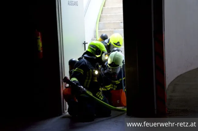 Foto 7, 25.05.2018, Übung in Tiefgarage - PKW-Brand mit vermissten Personen Foto 7, 25.05.2018, Übung in Tiefgarage - PKW-Brand mit vermissten Personen