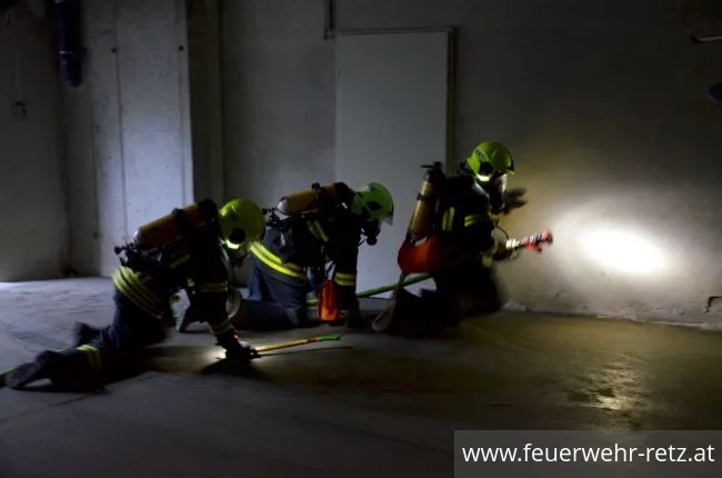 Foto 8, 25.05.2018, Übung in Tiefgarage - PKW-Brand mit vermissten Personen Foto 8, 25.05.2018, Übung in Tiefgarage - PKW-Brand mit vermissten Personen