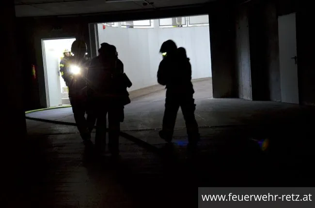 Foto 11, 25.05.2018, Übung in Tiefgarage - PKW-Brand mit vermissten Personen Foto 11, 25.05.2018, Übung in Tiefgarage - PKW-Brand mit vermissten Personen