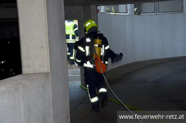 Foto 18, 25.05.2018, Übung in Tiefgarage - PKW-Brand mit vermissten Personen Foto 18, 25.05.2018, Übung in Tiefgarage - PKW-Brand mit vermissten Personen