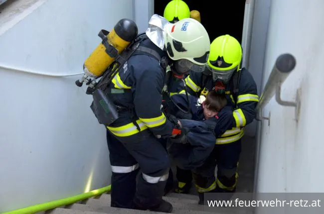 Foto 20, 25.05.2018, Übung in Tiefgarage - PKW-Brand mit vermissten Personen Foto 20, 25.05.2018, Übung in Tiefgarage - PKW-Brand mit vermissten Personen
