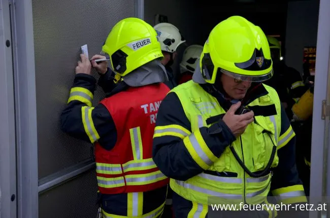 Foto 21, 25.05.2018, Übung in Tiefgarage - PKW-Brand mit vermissten Personen Foto 21, 25.05.2018, Übung in Tiefgarage - PKW-Brand mit vermissten Personen